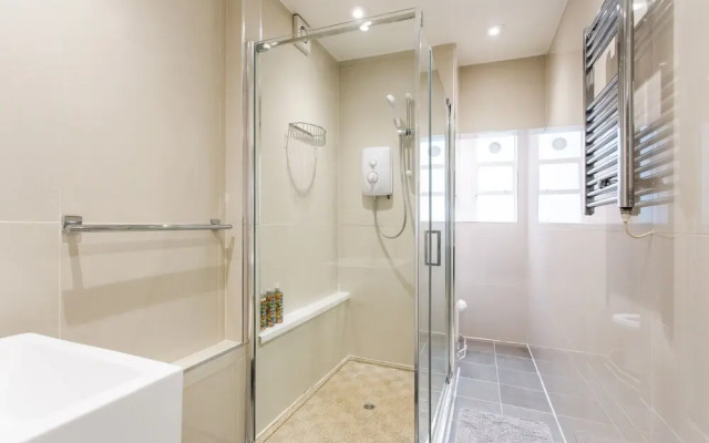 2 Bed Apartment Right on Trafalgar Square