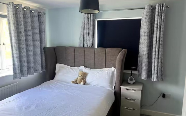 Horley Hideaway - 4 Bedroom House- Sleeps 7