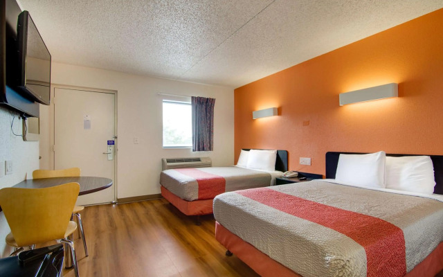 Motel 6 Salina, KS