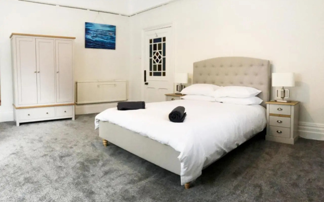The Chine- A Spacious Studio Close to the Beach