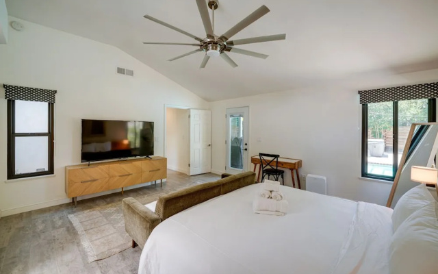 Bakersfield Oasis: Private Pool, Hot Tub & Patio!
