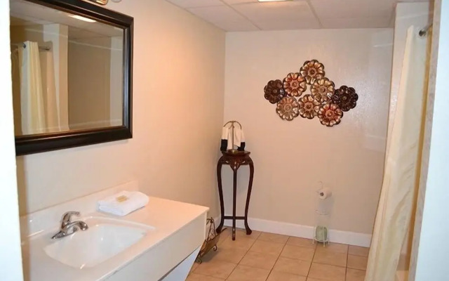 609 1bd 1 Bedroom Condo by RedAwning