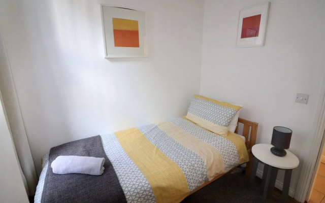 Sleeps 4 only 5 min by taxi