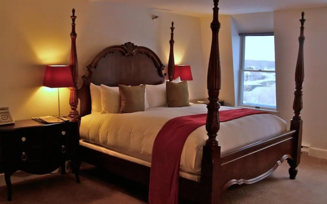 Camden Harbour Inn