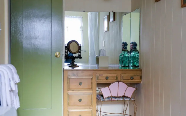 Gold Mountain Manor Bed and Breakfast