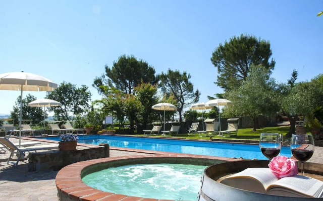 Cozy Holiday Home in Castiglion Fiorentino with Jacuzzi