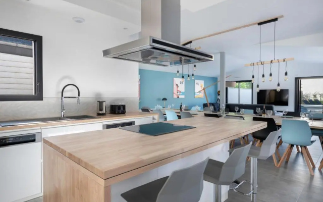 Maison moderne avec piscine et jacuzzi pour 15 personnes !