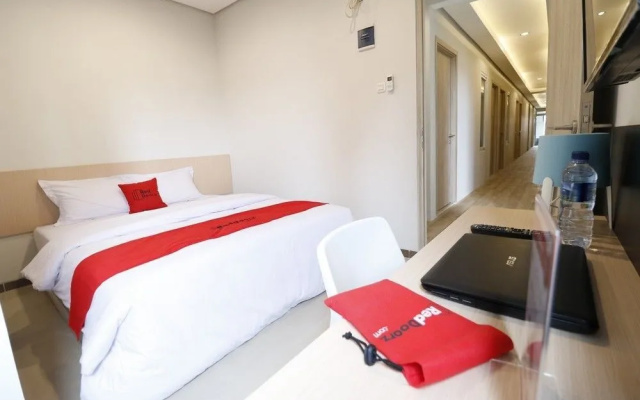 RedDoorz Plus Syariah near Mall Pondok Indah