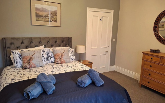 House Sleeps 10 With Parking and Garden