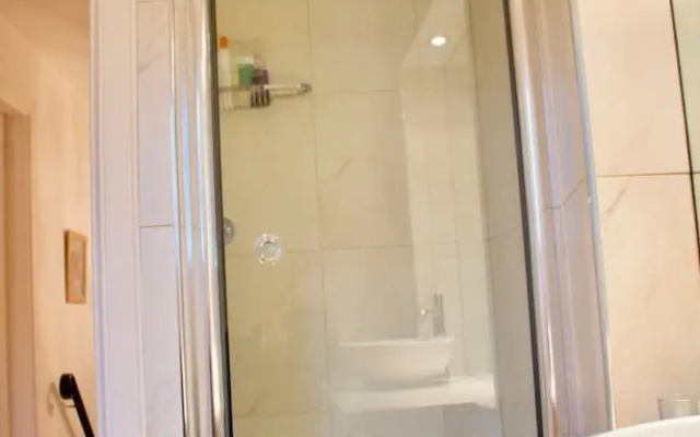 2 Bedroom Flat Accommodates 6 in Heart of Edinburgh