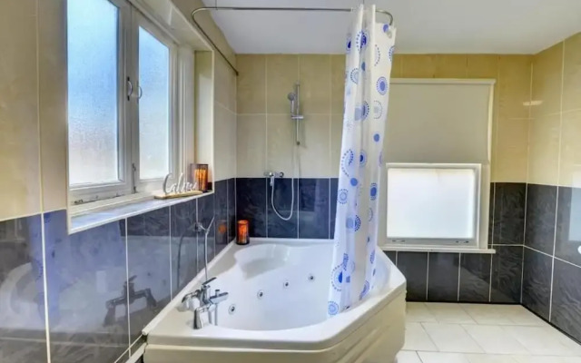 2 Bed Flat - Sleeps 5 - Pets - Parking - Wifi