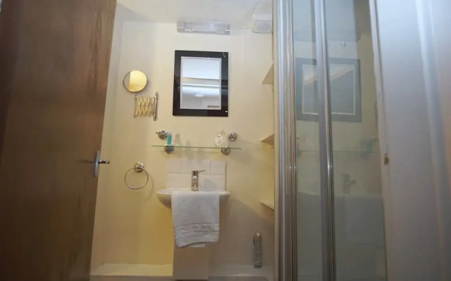Bright, Spacious Old Town Flat for 6