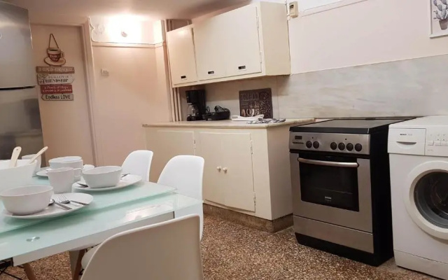 Olive Apartment- Athens Center, 4 BD, 1.5 BATH
