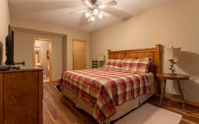 Ozarks Oasis 4 Bedroom Cabin by RedAwning