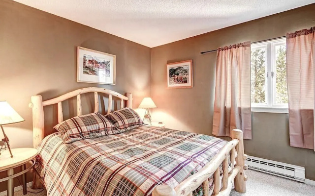 Chic & Cozy Breck Condo: Ski-in/ski-out at Peak 8!