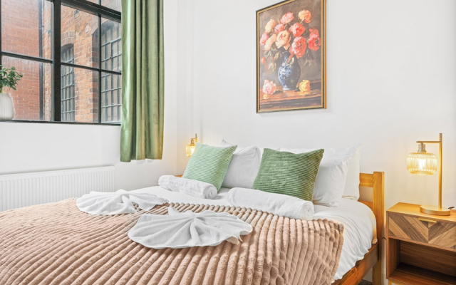 2 Double Beds - Sleeps 4 - Parking - Wifi
