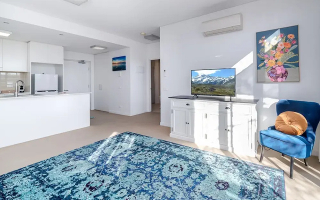 Exquisite Apartment With BBQ and Pool, Near Shops