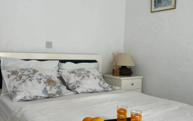 2 bedroom flat by the sea