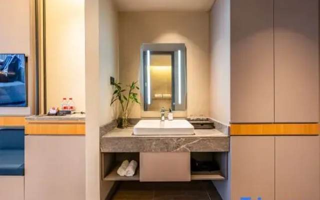Homeinn Selected Hotel (Zhaotong Zhenxiong Yilian International Trade City)