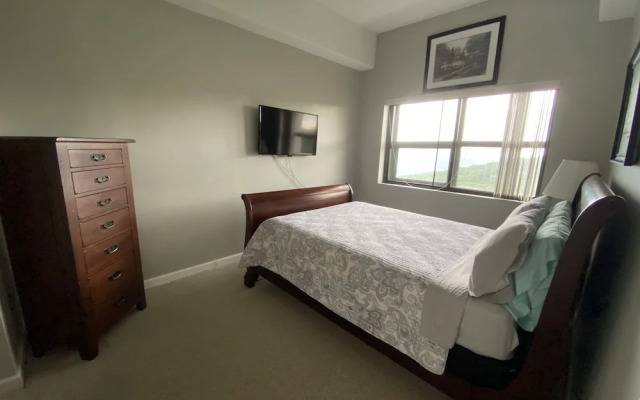 Romantic Getaway 2 Bedroom Condo by Redawning