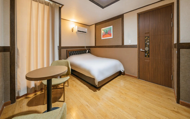 Hotel B