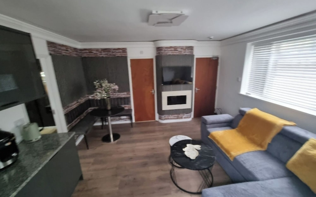 Apartment Sleeps 4 With Enclosed Garden