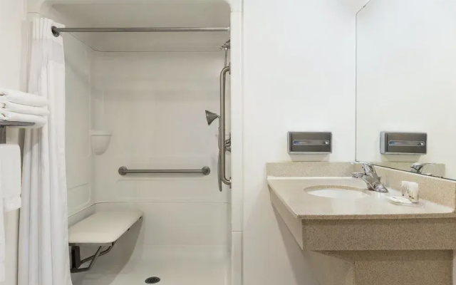 Days Inn & Suites Moncton