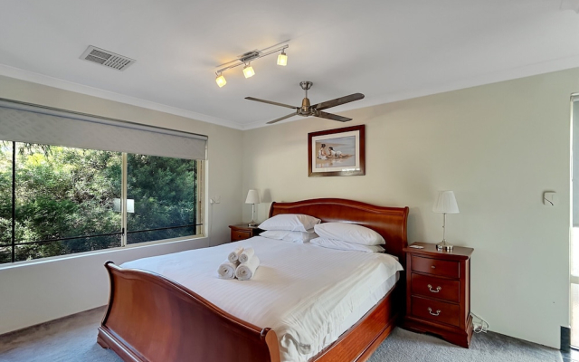 Spacious 5-bed House in Coastal Halls Head