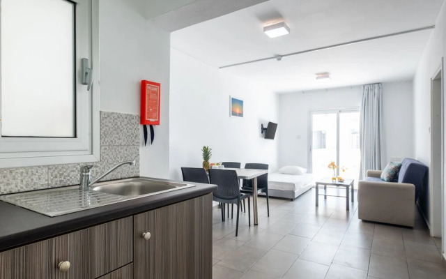 Rio Gardens - Sunny 1-bdr Apt w Balcony