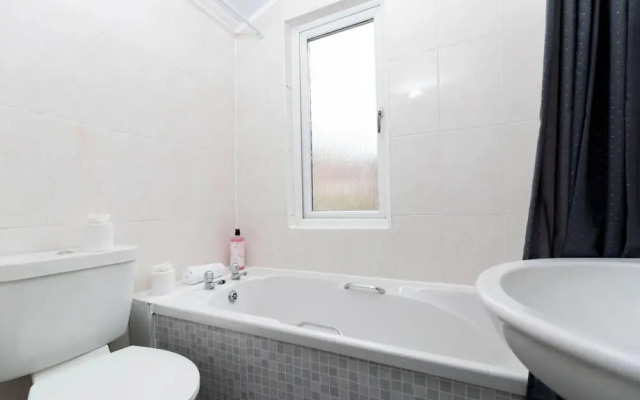 Spacious 4BR Home in Gateshead Sleeps 8 w Parking