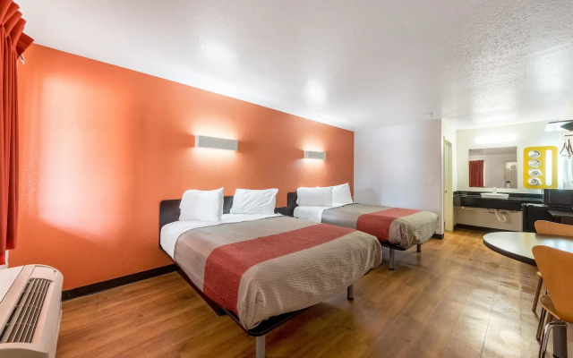 Motel 6 Seguin, TX