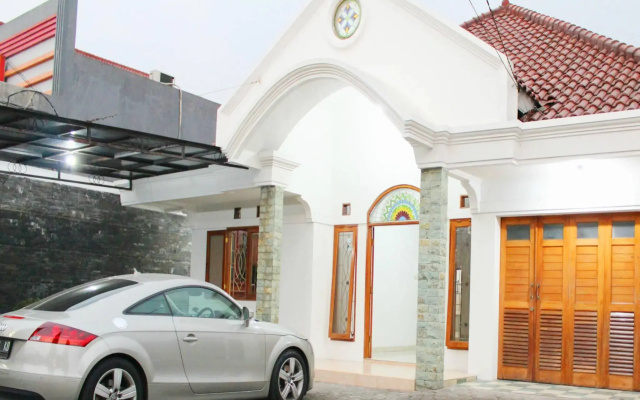 De Nuansa Dago Villa by HouseinBandung