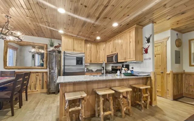 Timberwolf Lodge 6 2 Bedroom Cabin by RedAwning