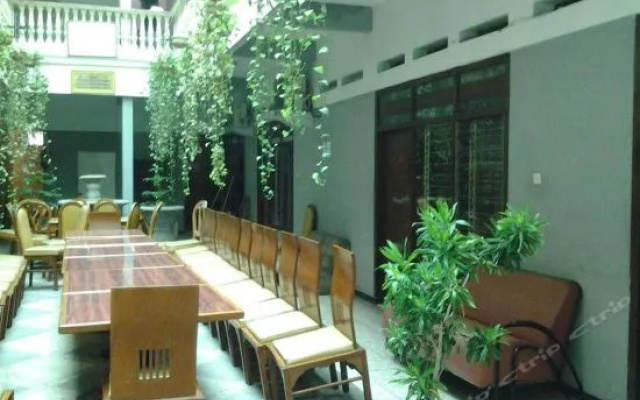 Front One Hotel Mesir Surabaya