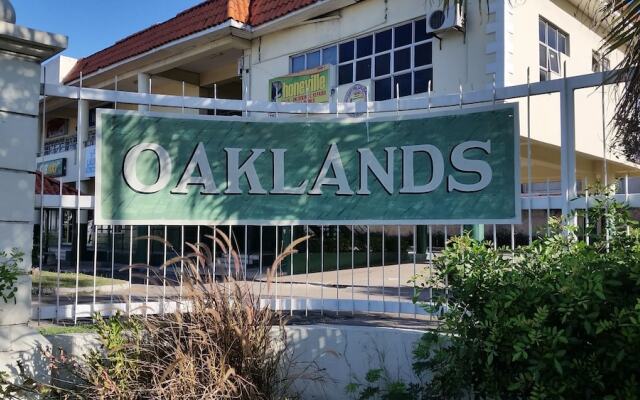 Апартаменты The Oasis at Oaklands Apartment 2 вид на фасад