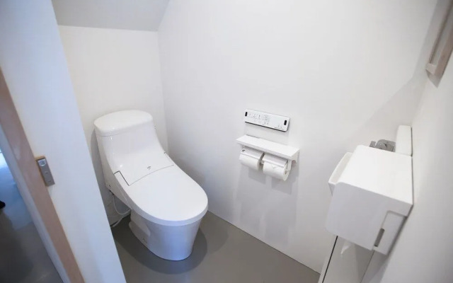BOND - Hostel