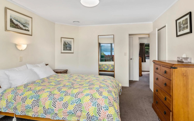 Lakeside Escape - Lake Tarawera Holiday Home