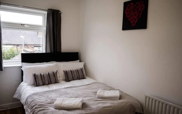 4 Bed House, Sleeps 9, Free Parking