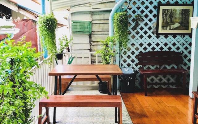 Baan Chana Songkram Hostel вид на фасад