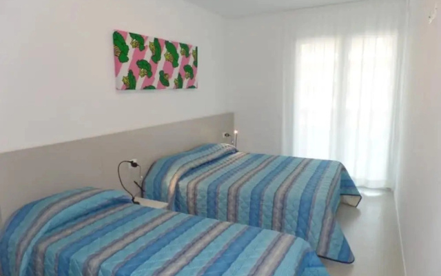 Sunny Accommodation With Rooftop Pool