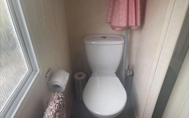 Pets Stay Free 2 Bedroom Caravan at Heacham Beach