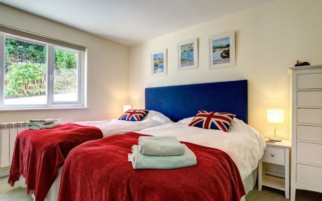 Beautiful Holiday Home in Mawgan Porth With Garden