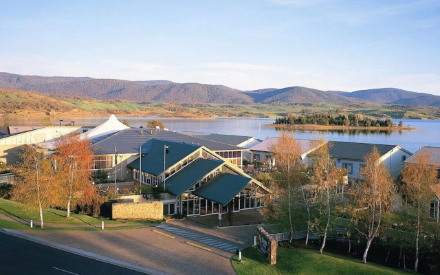 Horizons 414 - Lake Jindabyne Waterfront