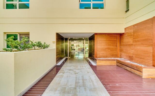 Апартаменты Short Booking - 1 BDR Apartment Greens вид на фасад