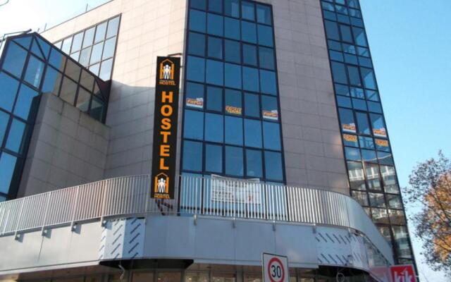 Отель Frankfurt Central Hostel Германия, Франкфурт-на-Майне - 1 отзыв об отеле, цены и фото номеров - забронировать отель Frankfurt Central Hostel онлайн вид на фасад