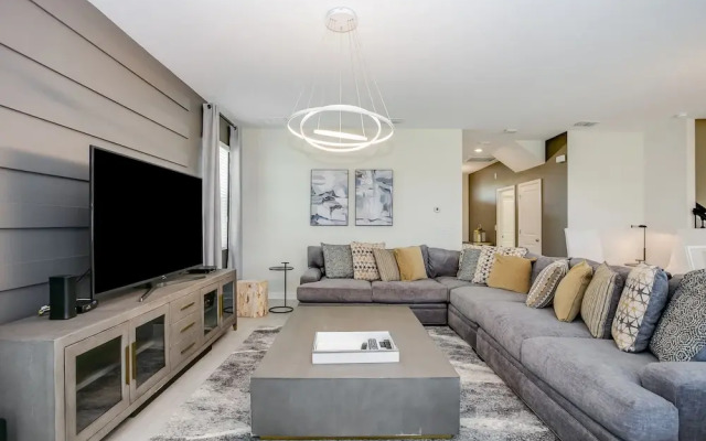 Contemporary Home w/ Private Pool& Spa!