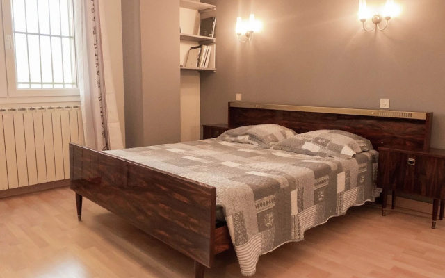 Attractive Villa in Roquemaure With Swimming Pool