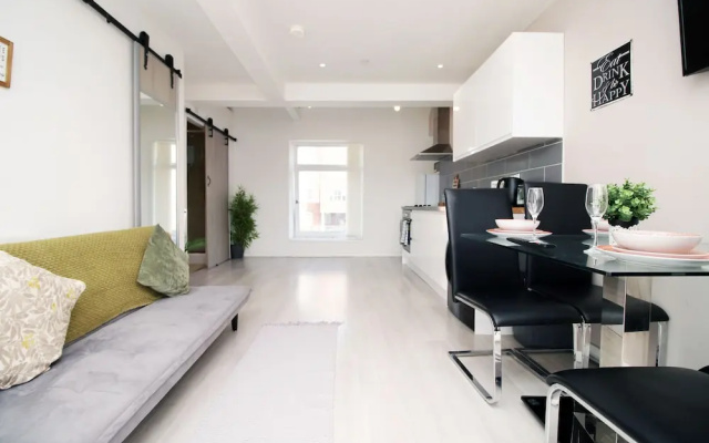 Skyline Immaculate 2-bed Apartment in Swansea