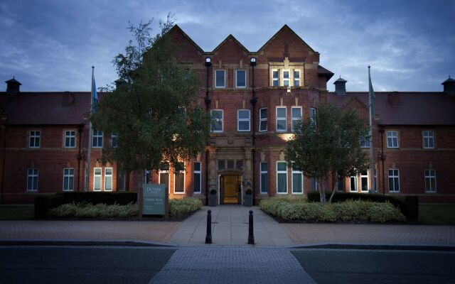 Отель De Vere Venues Cheadle House вид на фасад