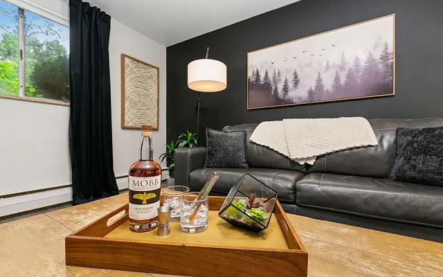 Caviar Suite, Moody Retreat by Old Town Square